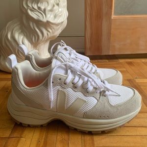VEJA VENTURI SNEAKER IN BEIGE AND WHITE SIZE IT 40